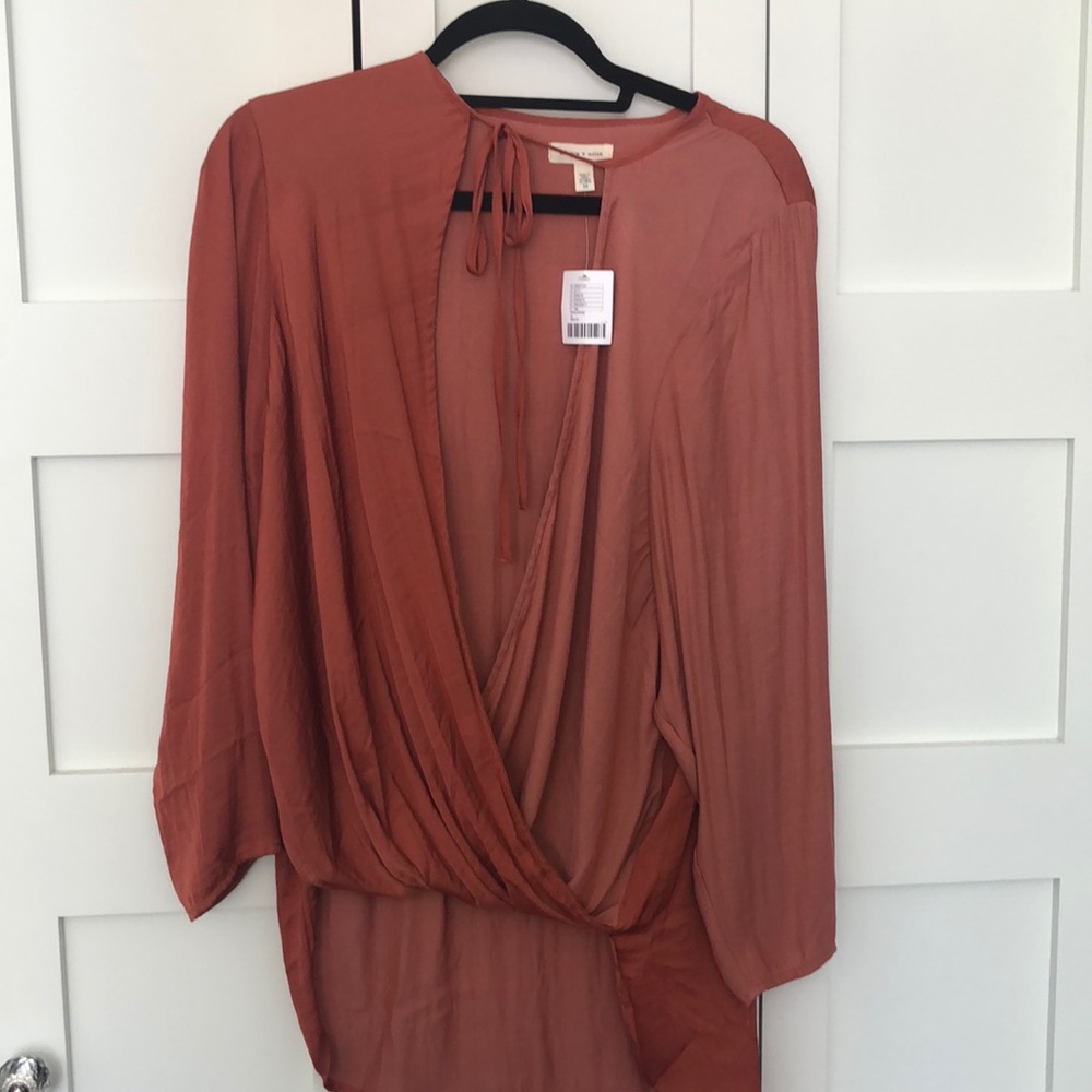 Flowy front opening top
